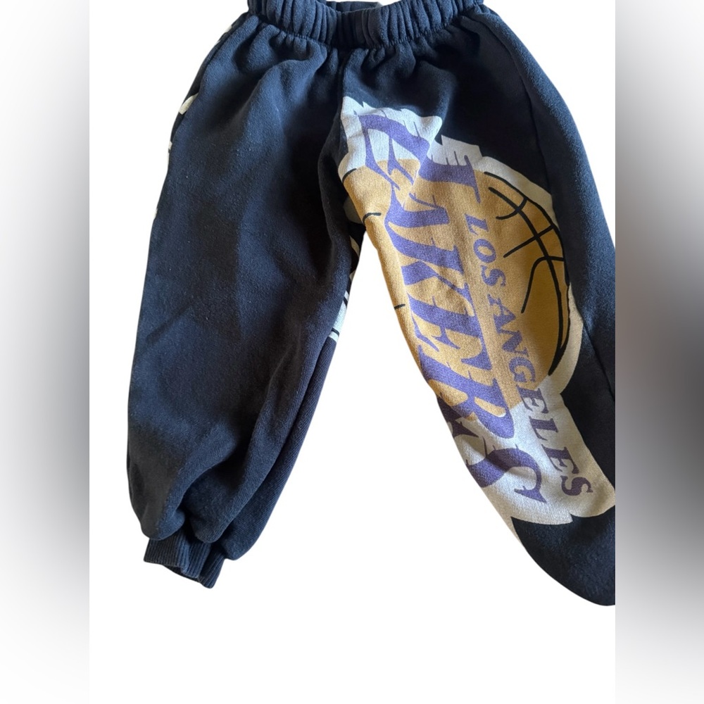 Zara toddler 4-5 
Peloved 
Lakers & Mets